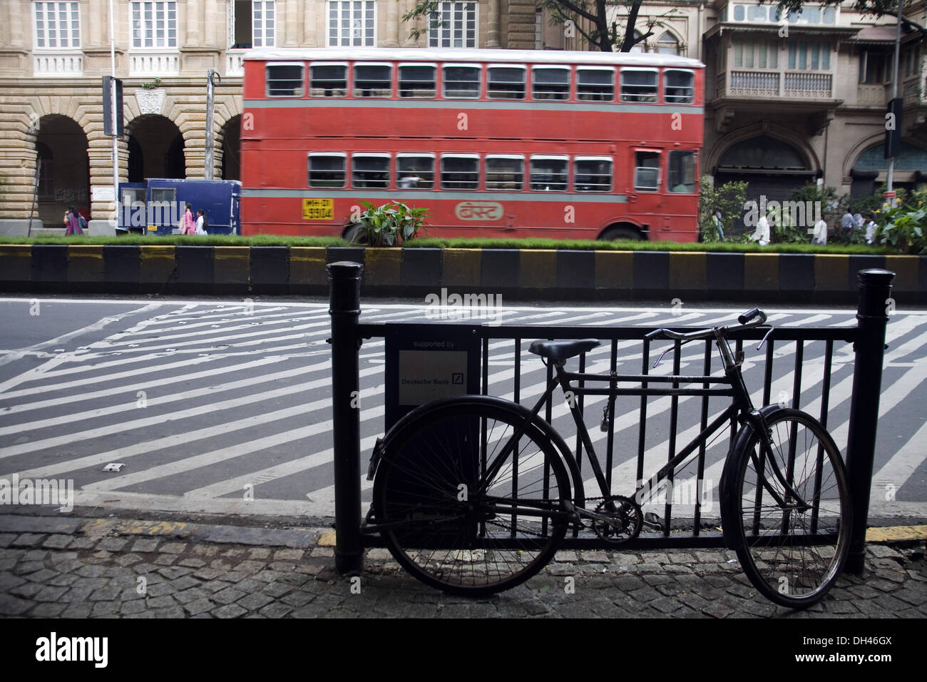 Bicicletta e migliori double decker bus su D N Road Mumbai Maharashtra India Asia Foto Stock