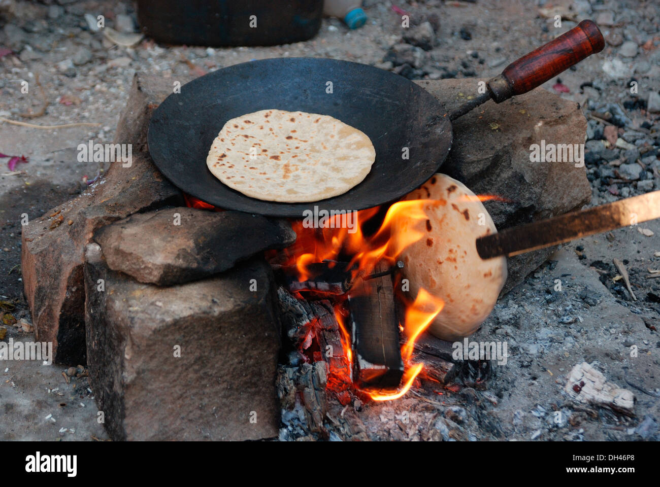 Pane indiano phulka chapati roti su tawa pan Jodhpur Rajasthan India Asia Foto Stock