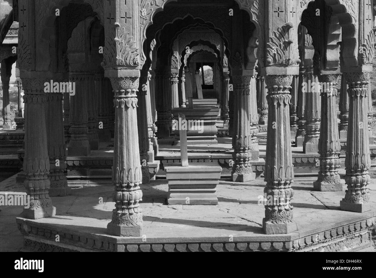 Pilastri in Chhatriya del sacchetto Bada Jaisalmer Rajasthan India Asia Foto Stock