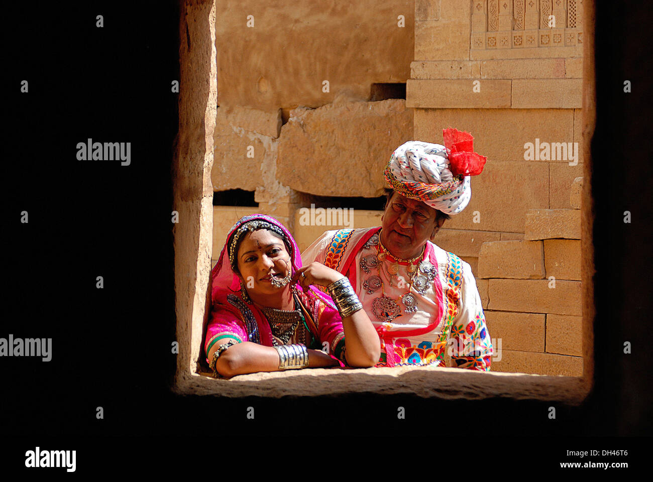 Indiano uomo e donna in abito tradizionale Jaisalmer Rajasthan India ASIA MR N. 784B E 784C Foto Stock