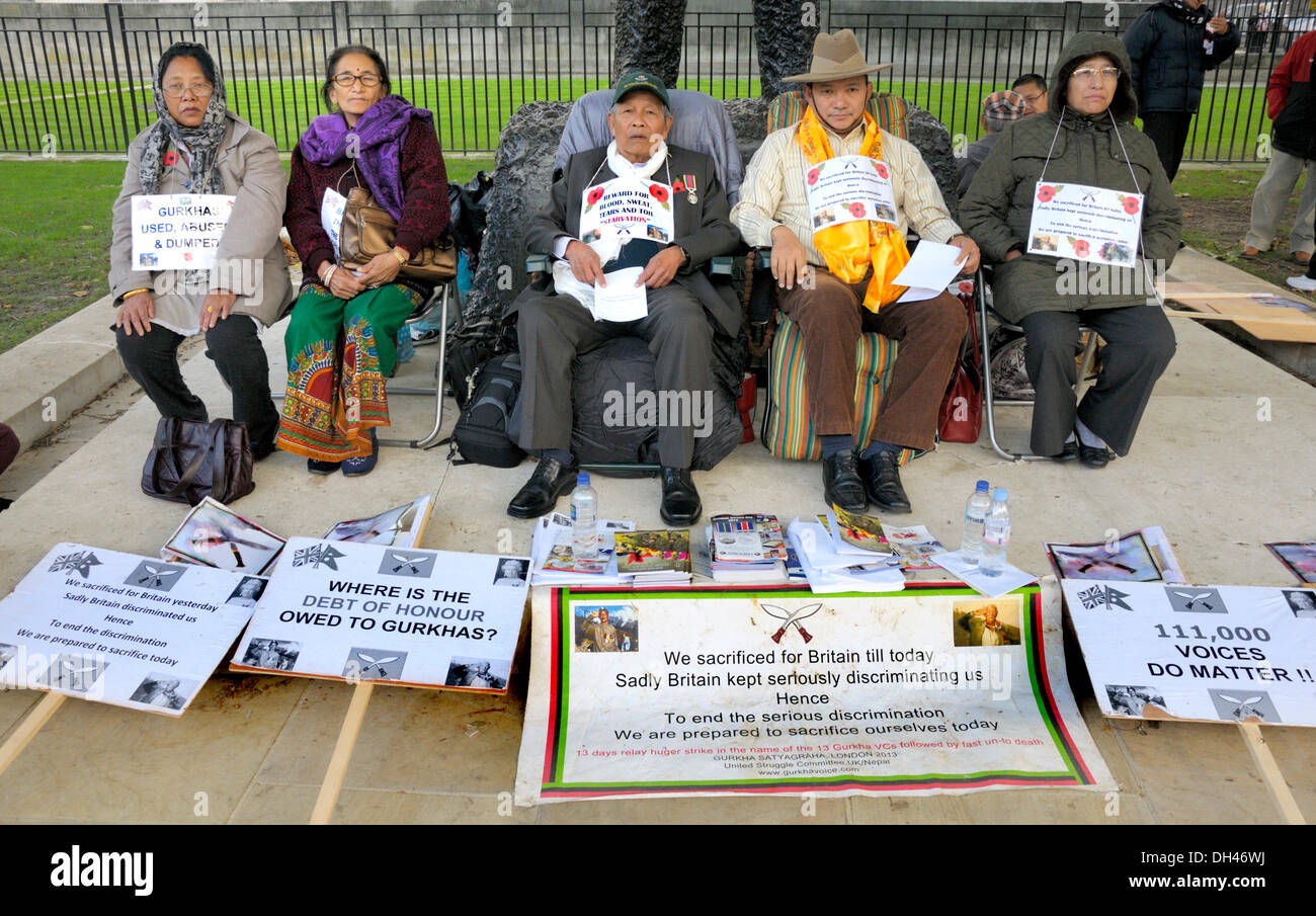 Gurkha sciopero della fame - protesta a Whitehall, di fronte a Downing Street, Londra, 30/10/2013. Ex soldati Gurkha e famiglie resort di sciopero della fame. Essi chiedono al governo britannico per la parità di pensioni e indennità, pensioni mantenute per la ridondante, diritti di insediamento nel Regno Unito per Gurkha i bambini di età superiore a 18 e libera le strutture mediche in Nepal per Gurkha pensionati. Foto Stock