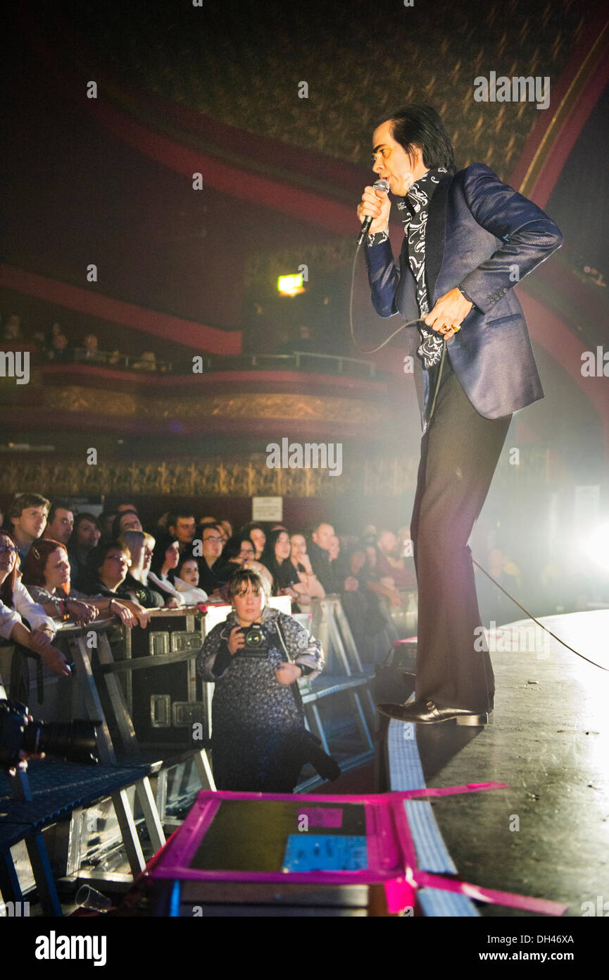 Manchester, Regno Unito. 30 ott 2013. Nick Cave e i Bad Seeds riprodurre l'O2 Apollo, Manchester, 30 ottobre 2013. Credito: John Bentley/Alamy Live News Foto Stock