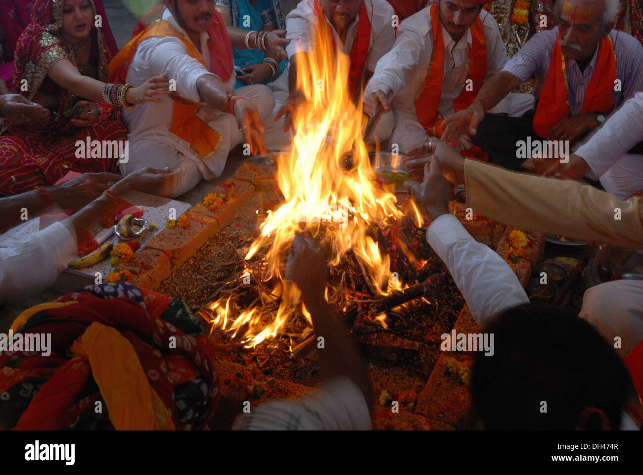 Persone che eseguono Havan seduta intorno al fuoco Jodhpur Rajasthan India Asia Foto Stock Persone che eseguono Havan seduta intorno al fuoco Jodhpur Rajasthan India Asia Foto Stock