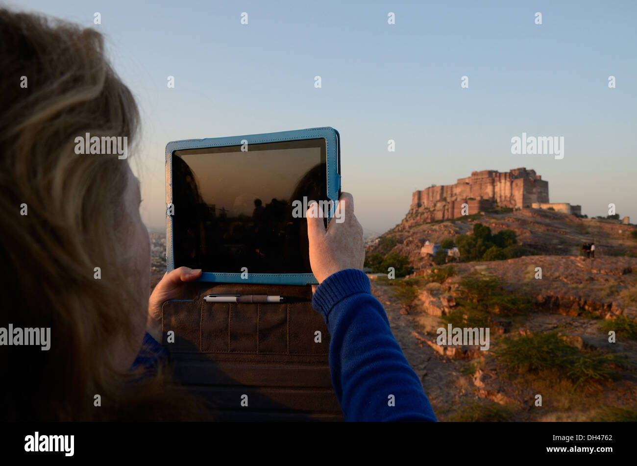 Turistica prendendo una fotografia su tablet in Marwar Festival a Jodhpur Rajasthan in India Foto Stock