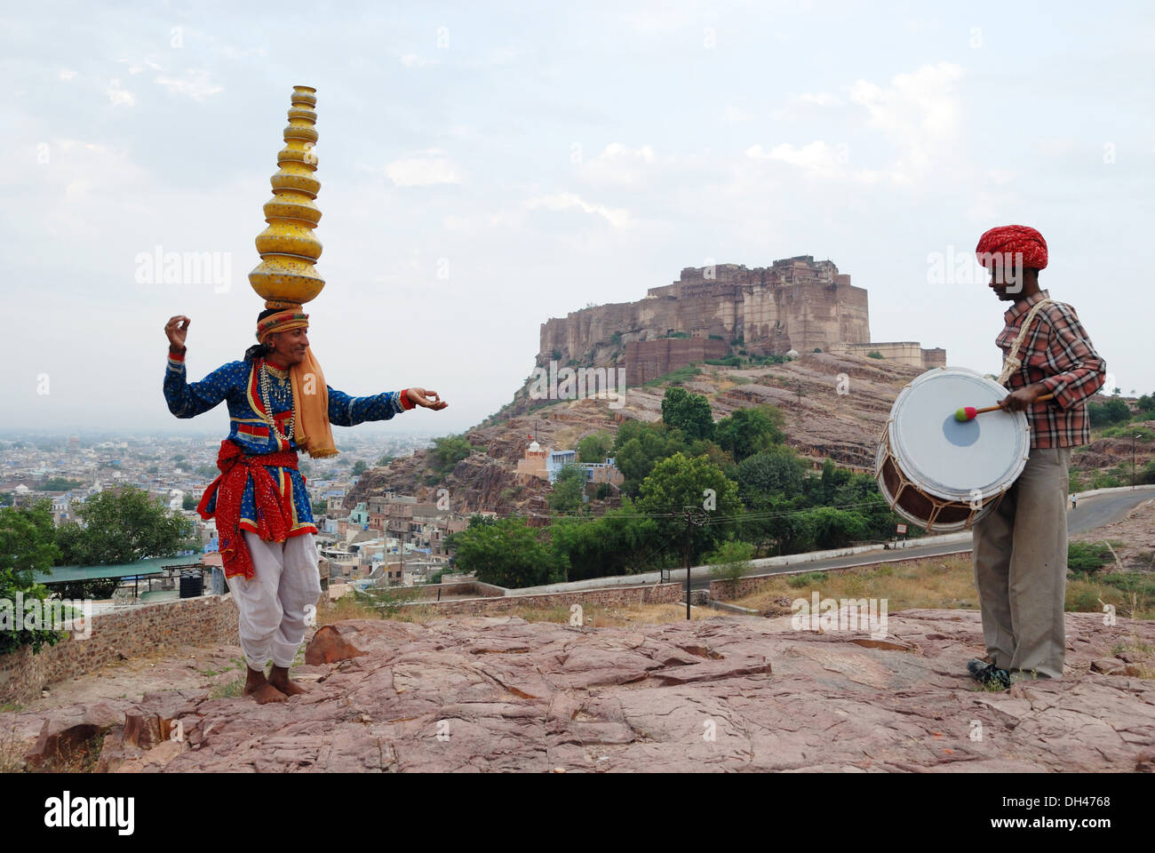 Artisti folk pentole di bilanciamento sulla testa e tamburi in Bhavai danza nella parte anteriore del Forte Mehrangarh Jodhpur Rajasthan in India Foto Stock