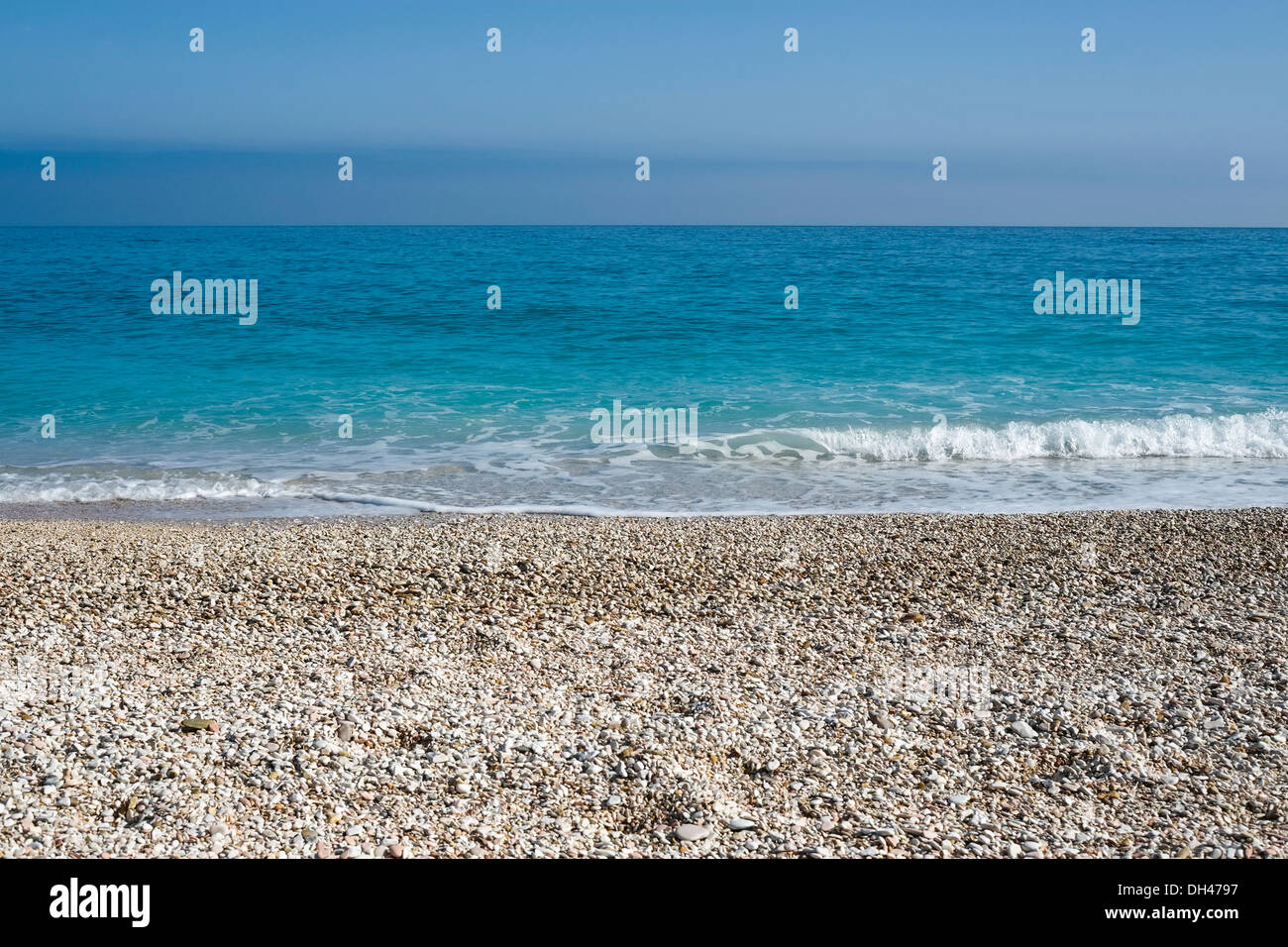 La spiaggia e il mare con acqua blu nella riviera del Conero, Italia Foto Stock