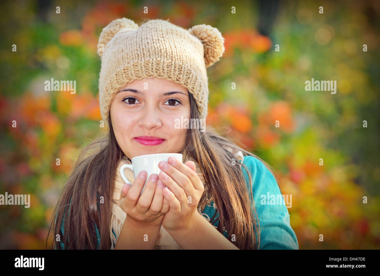 Ragazza di bere il caffè in natura nel periodo autunnale Foto Stock