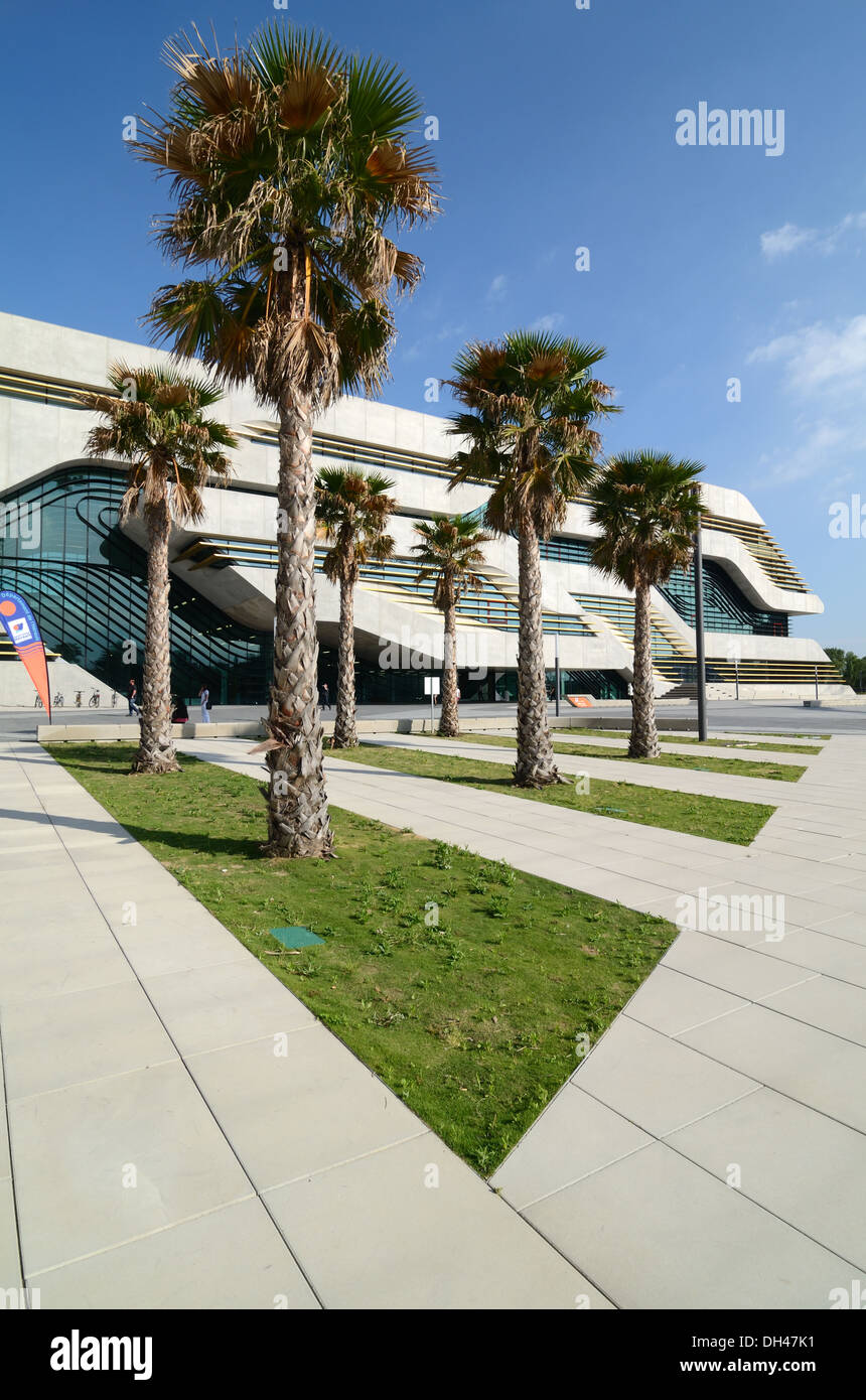 Pierresvives Centro sportivo da Zaha Hadid e palme Montpellier Francia Foto Stock