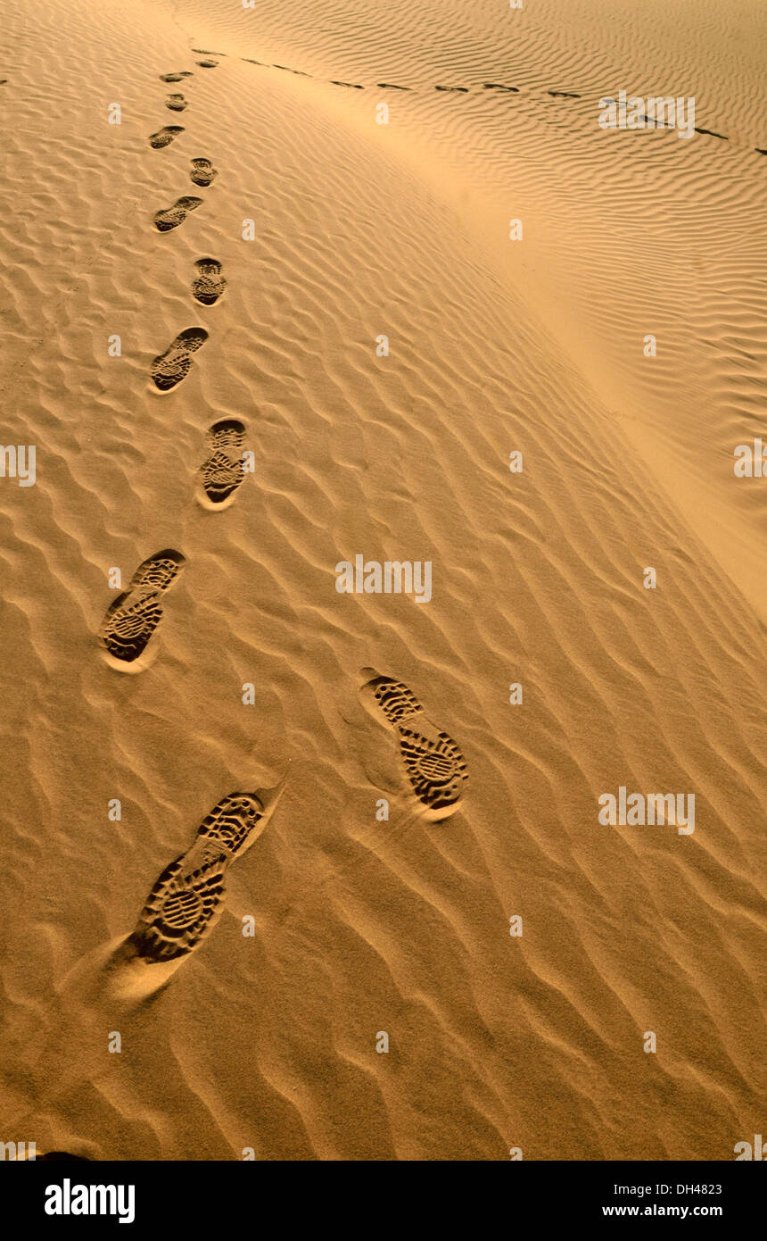 Calzatura piedi stampe sul deserto di sabbia del Rajasthan India Asia Foto Stock