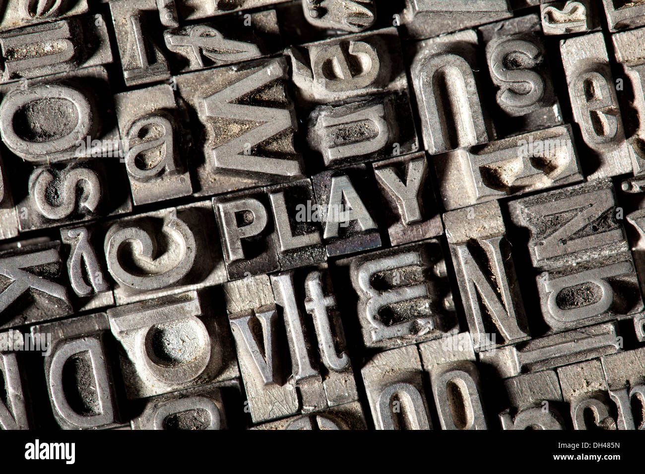 Vecchio portano lettere che compongono la parola 'PLAY' Foto Stock