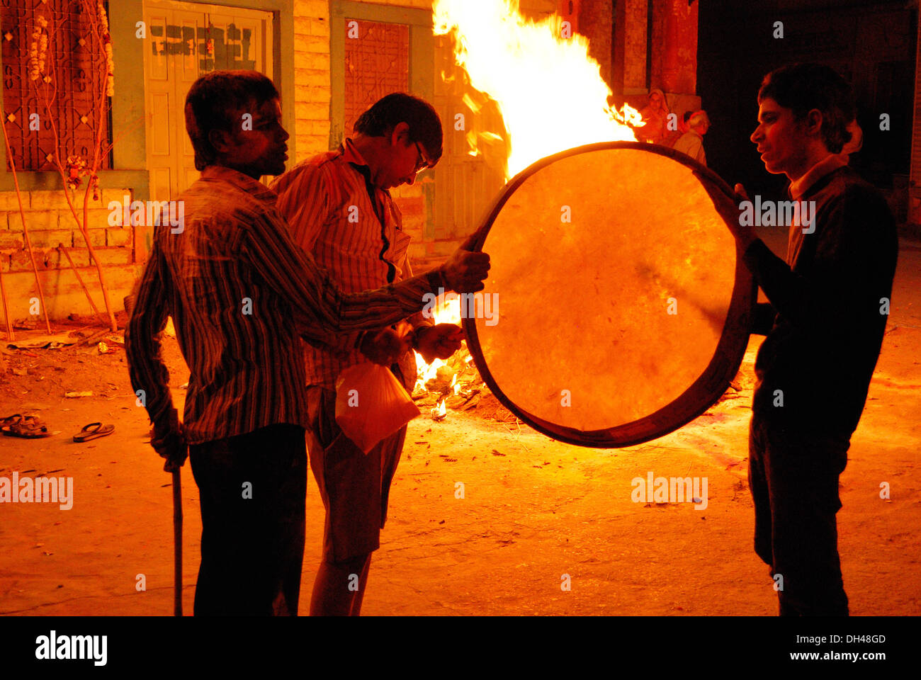 Ragazzi suonare uno strumento musicale duff chang dhapli Rajasthan India Asia Foto Stock