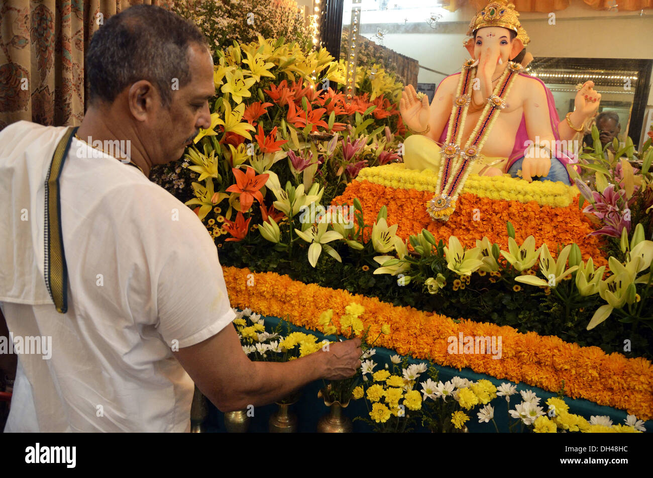 Indian film attore Nana Patekar facendo puja di Ganpati a Mumbai India Maharashtra Foto Stock