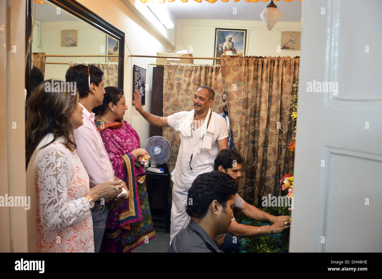 Nana Patekar chiacchierando con Madhur Bhandarkar al festival Ganpati Mumbai India Maharashtra Foto Stock