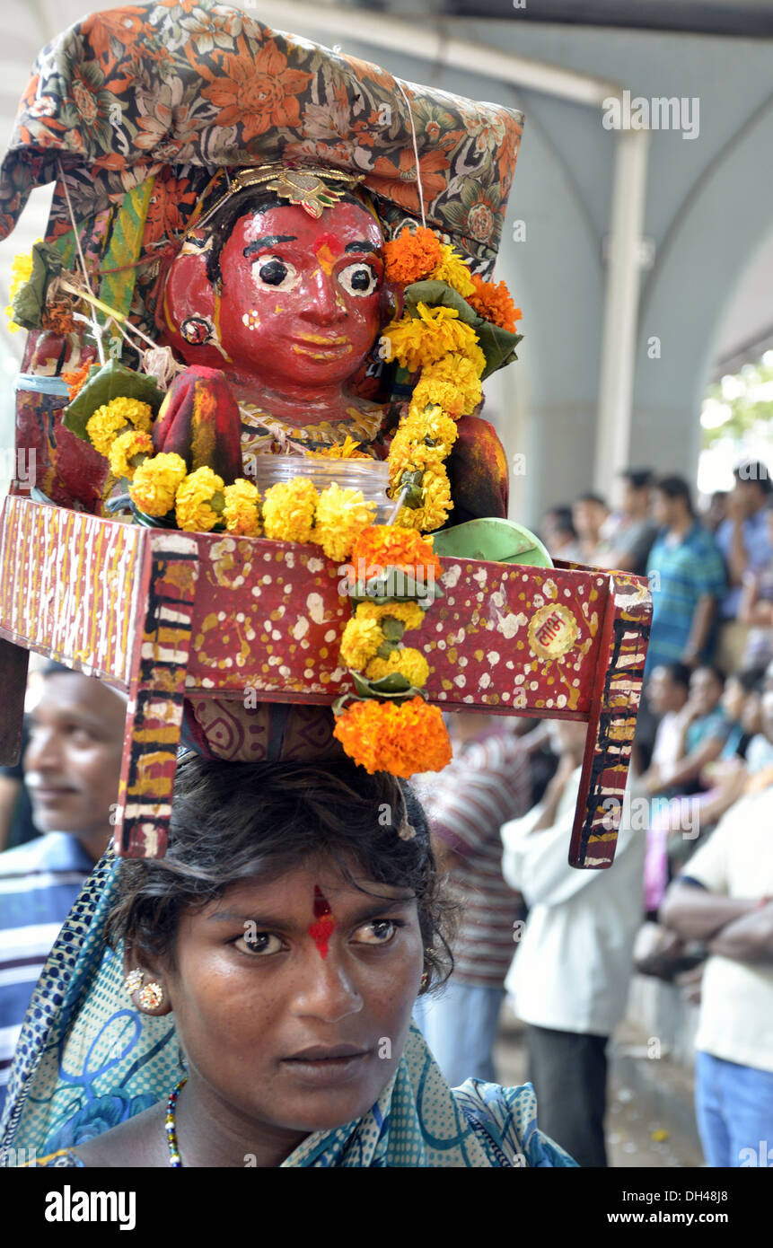 Donna che trasportano idolo di dea madre sulla testa di Mumbai India Maharashtra Foto Stock
