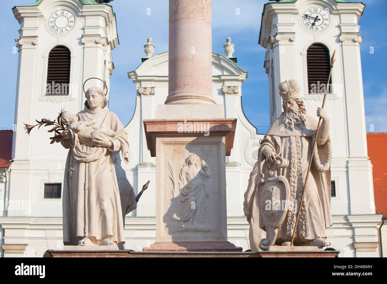 Le statue sulla Trinità Colonna nella piazza di Szechenyi, Gyor, Western oltre Danubio, Ungheria Foto Stock