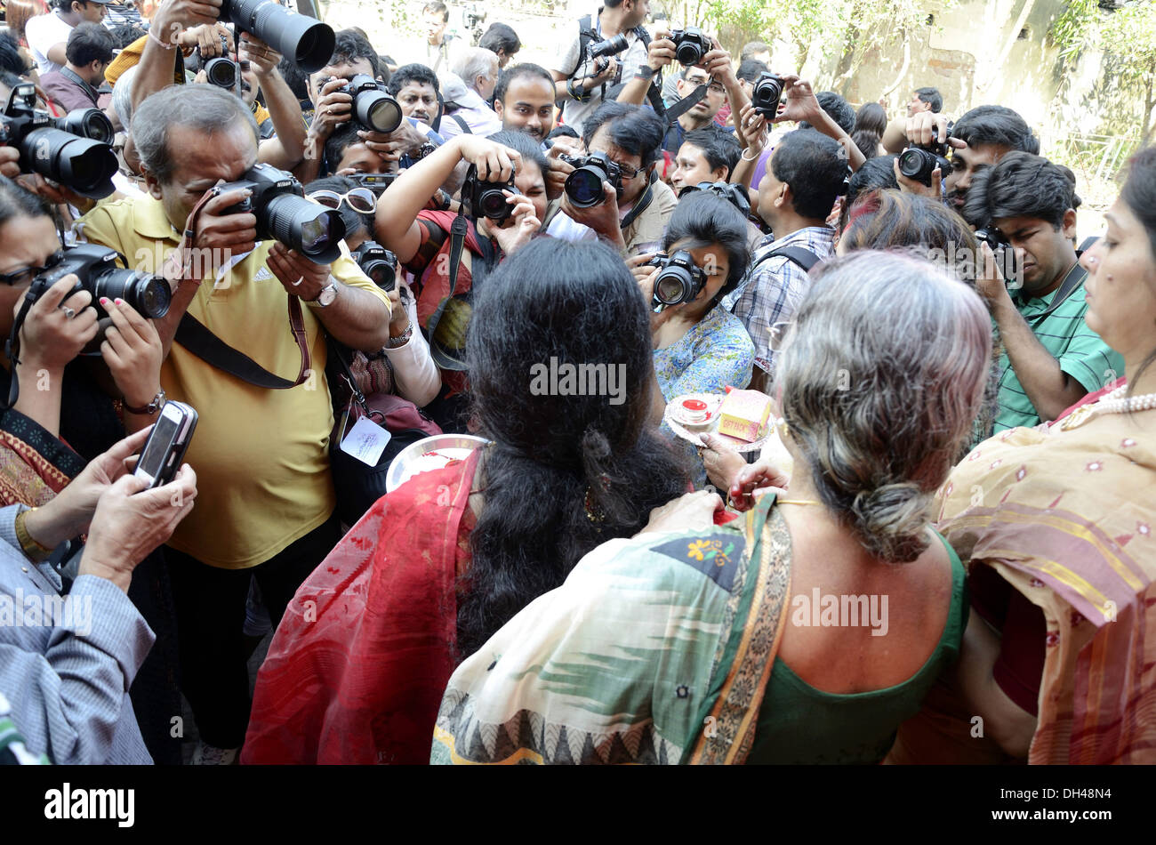 Fotografi di scattare le foto delle donne in occasione della Sindur Khela a Kolkata west bengal India Foto Stock