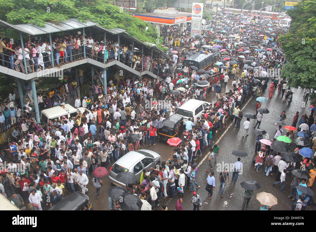 La folla fuori Juhu crematorio per Super Star Rajesh Khanna Mumbai Maharashtra India Asia Foto Stock