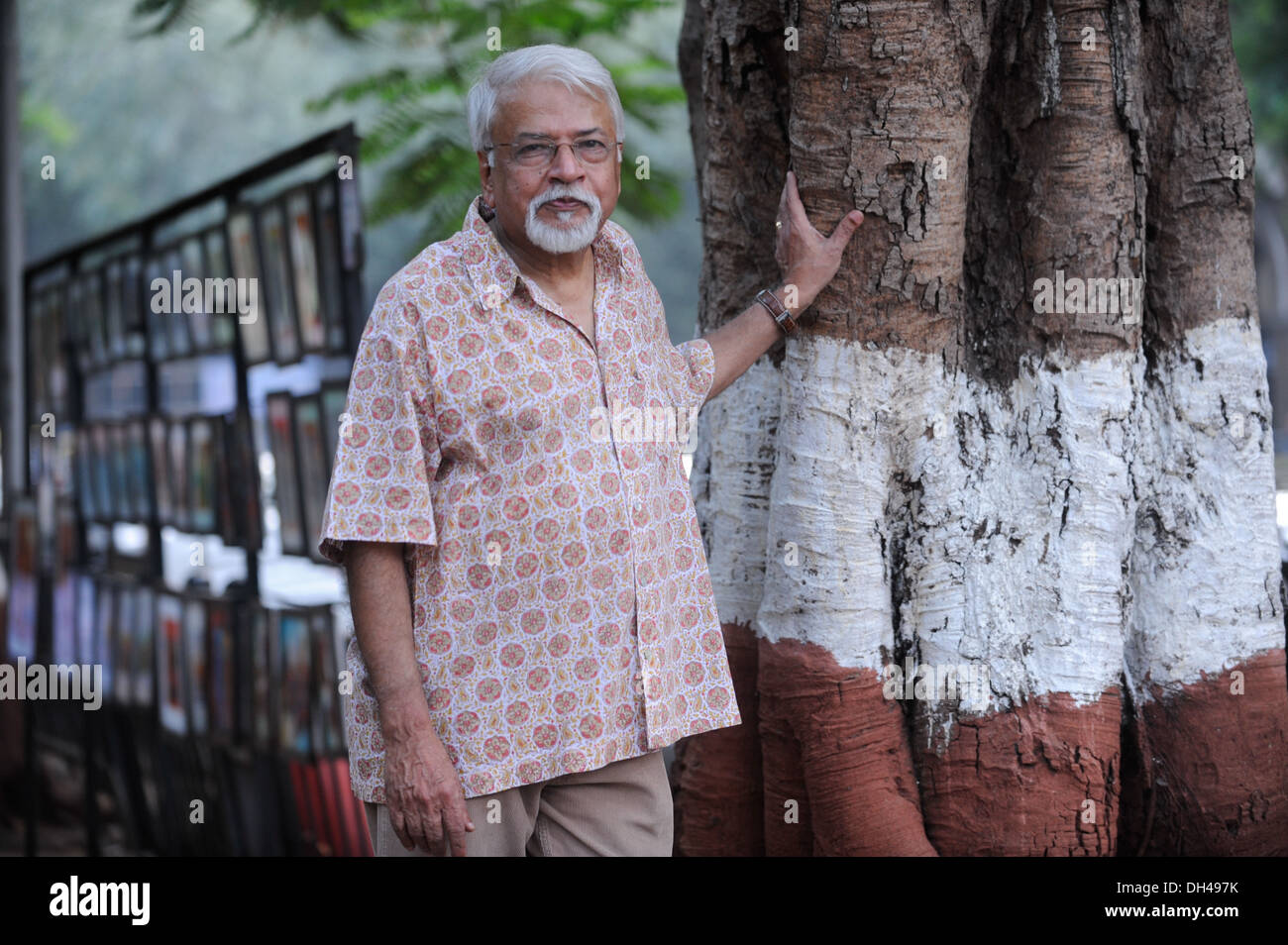 Artista Vasudev , S. G. Vasudev un alunno del Madras Arts College e uno degli artisti di lunga data associati a Cholamandal Artists Village , India Foto Stock