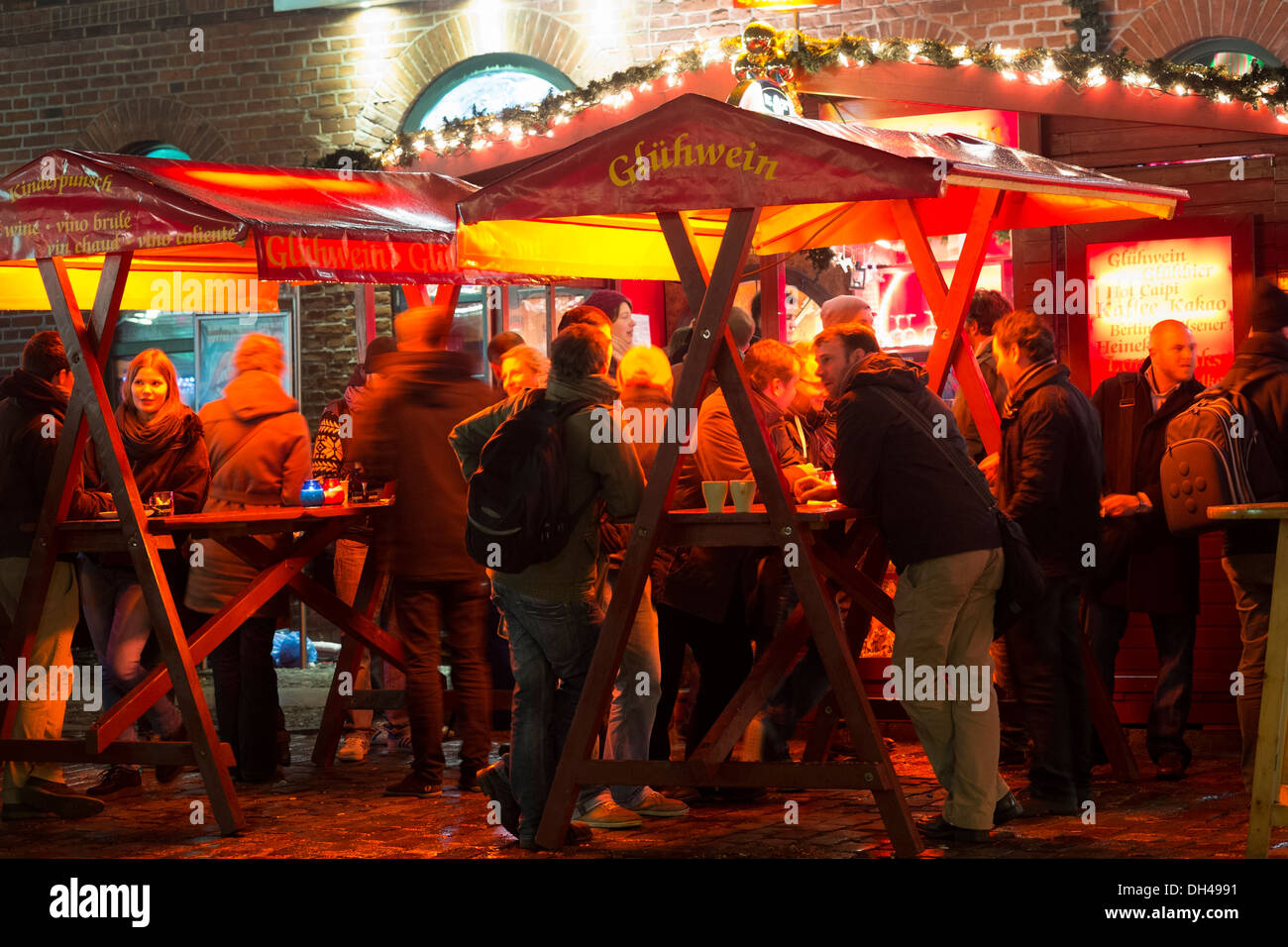 Bar di notte nel mercato di Natale a Kulturbrauerei in Prenzlauer Berg Berlin Germania Foto Stock