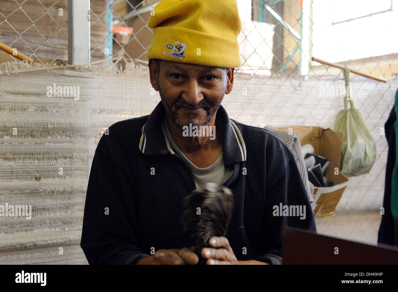 Uomo che lavora in piume di struzzo factory sud africa Foto Stock