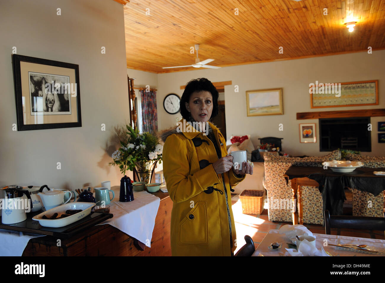 Donna con la tazza di caffè in casa sud africa Foto Stock