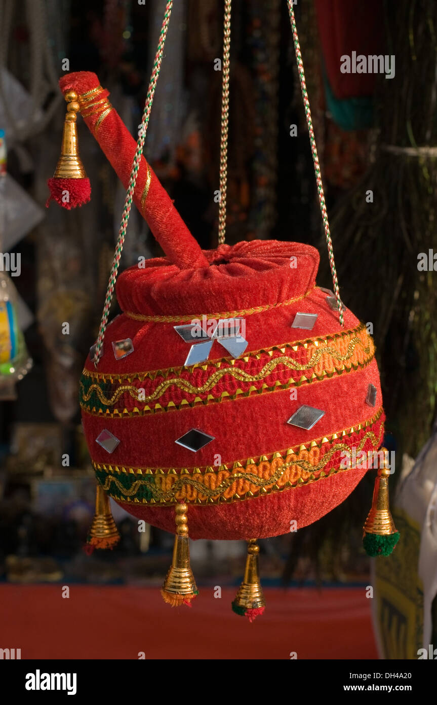Pentola decorata con velluto rosso Nasik panno Maharashtra India Asia Nove 2011 Foto Stock