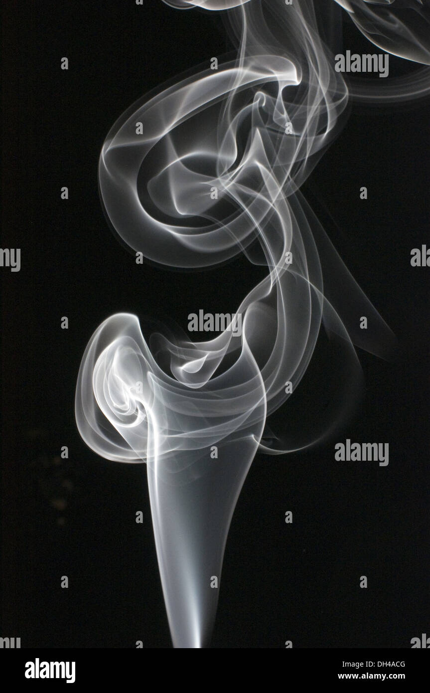 Il fumo bianco su sfondo nero abstract Foto Stock