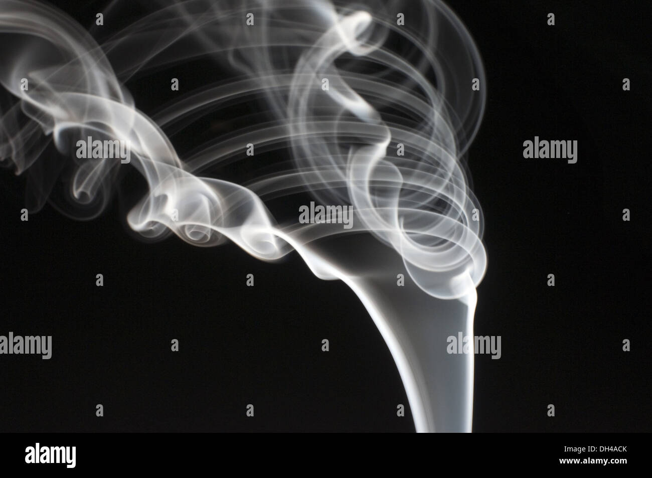 Il fumo bianco su sfondo nero abstract Foto Stock