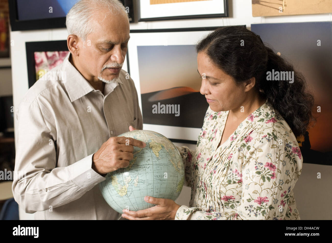 Un uomo indica l'India sul globo per moglie Pune Maharashtra India Asia MR686P Aprile 2012 Foto Stock