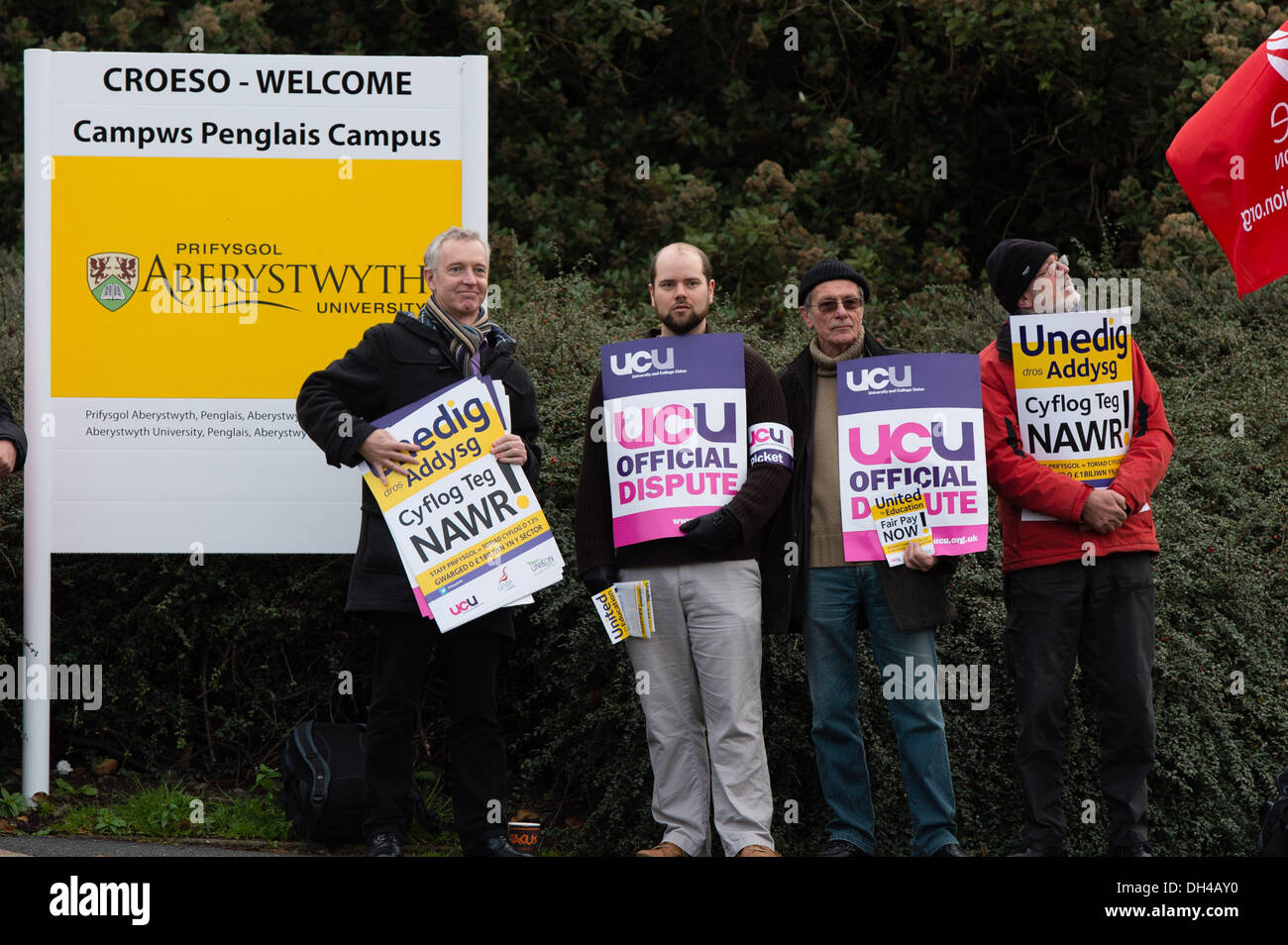 Aberystwyth Wales UK, giovedì 31 Ott 2013 membri di unire, Unison e UCU (Università e College unione) di picchetti fuori Aberysytwyth University in segno di protesta contro l'attuale offerta pay. Giunto il giorno di azione dai tre principali istruzione sindacati del settore è nel perseguimento dei loro crediti per "retribuzione equa nel settore dell istruzione superiore' Credit: keith morris/Alamy Live News Foto Stock