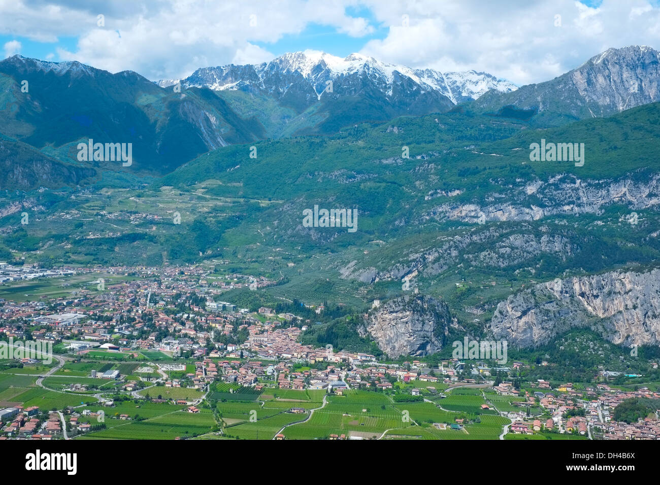 Panorama di Arco sotto le montagne delle Alpi, Trento, Italia Foto Stock