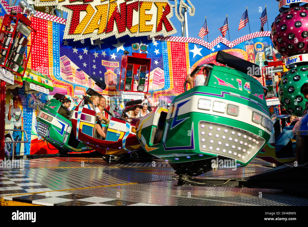 Divertimento a Monaco di Baviera - festa della birra Oktoberfest, Baviera Germania Foto Stock