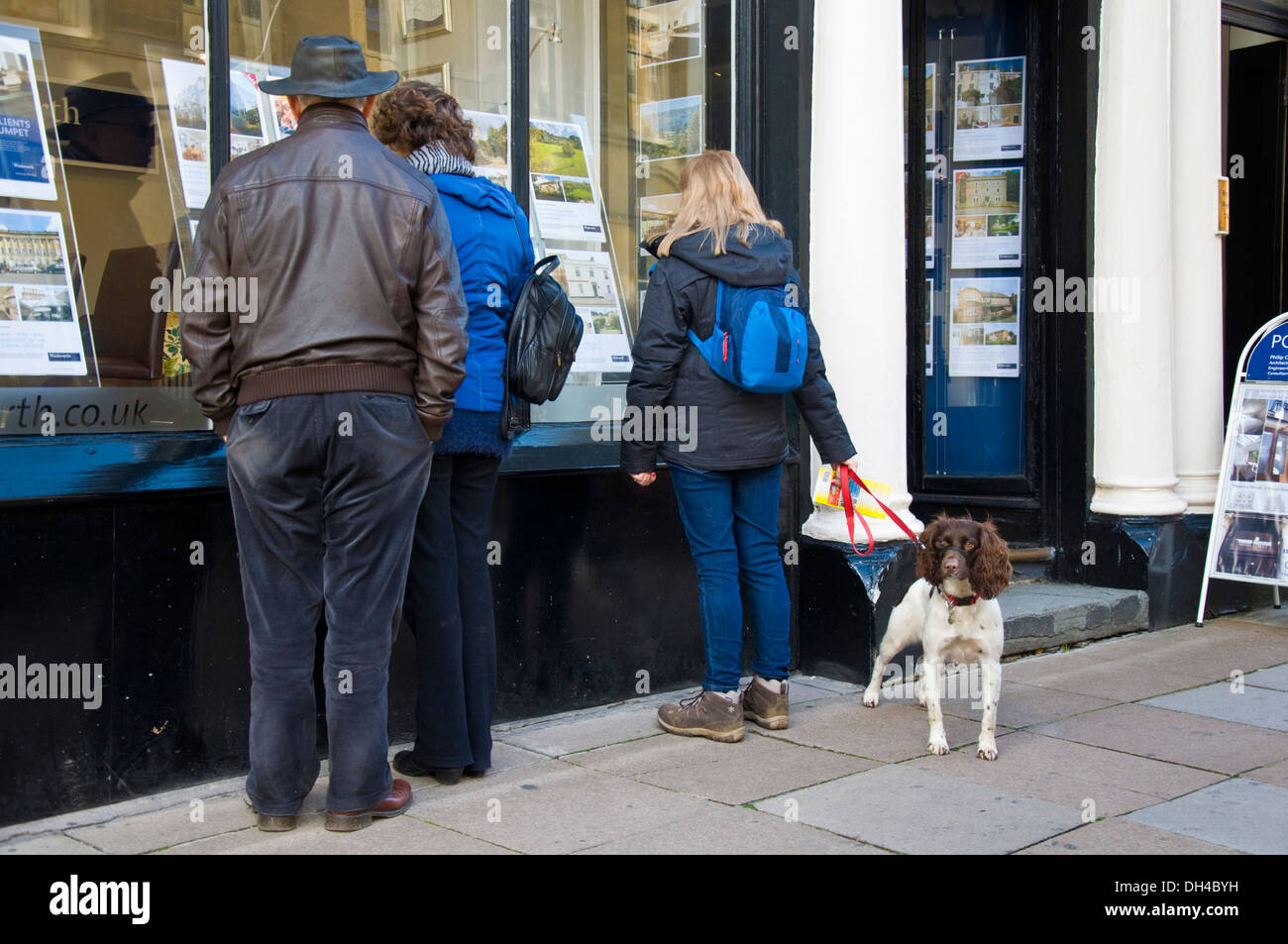 Persone che guardano i beni di un agenzia immobiliare finestra nella vasca da bagno Somerset England Regno Unito Foto Stock