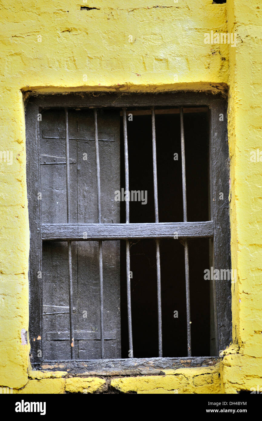 Aperto a metà metà finestra chiusa paithan aurangabad maharashtra india asia Foto Stock