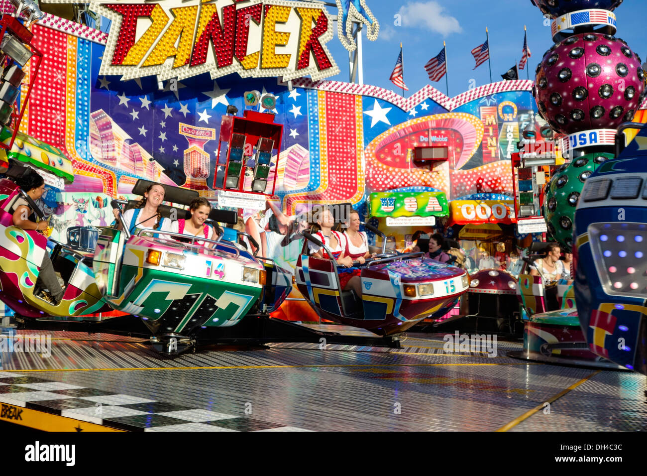 Divertimento a Monaco di Baviera - festa della birra Oktoberfest, Baviera Germania Foto Stock