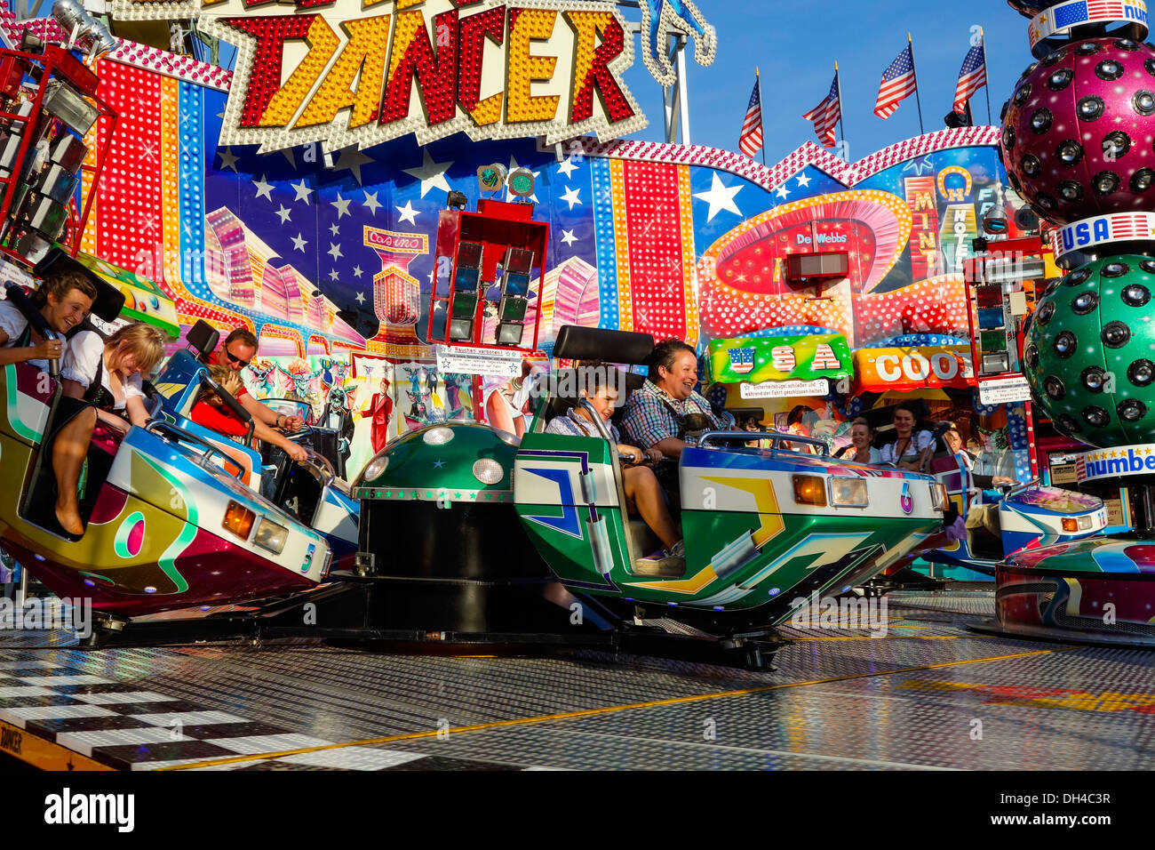 Divertimento a Monaco di Baviera - festa della birra Oktoberfest, Baviera Germania Foto Stock