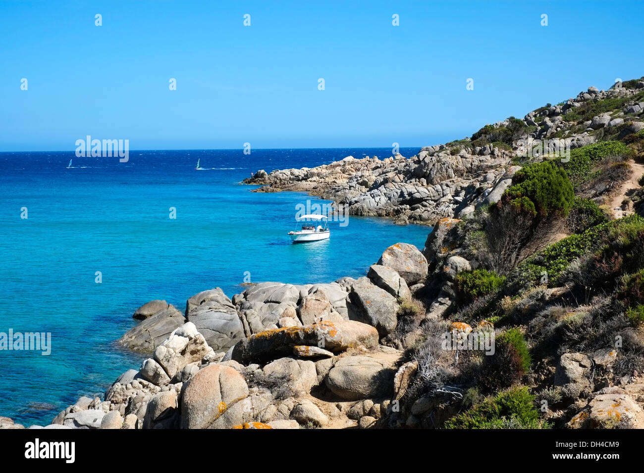 Imbarcazione in una baia con il mare blu di Chia, Sardegna, Italia Foto Stock