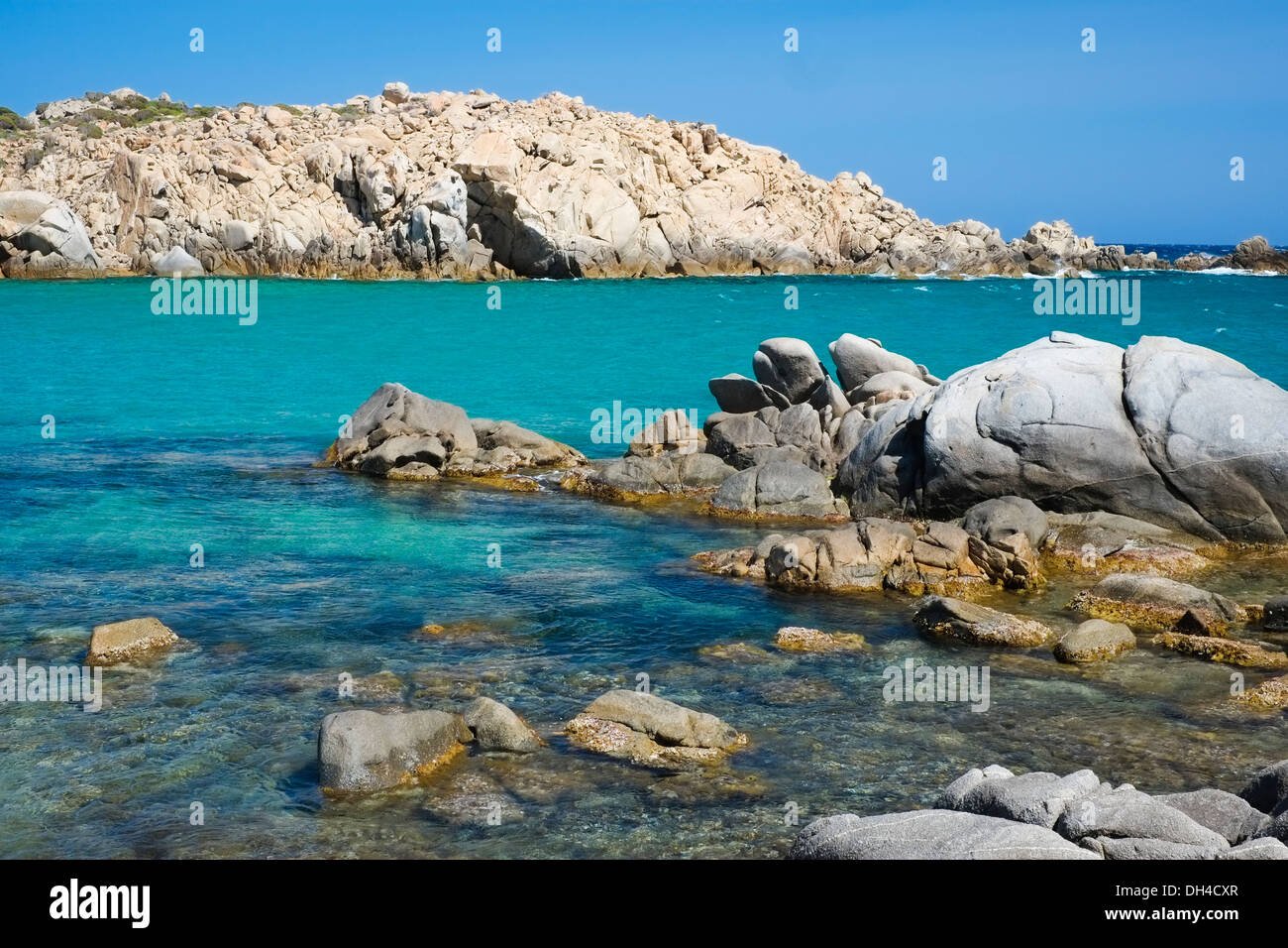 Mare blu con rocce in Cala Cipolla, Chia, Sardegna Foto Stock