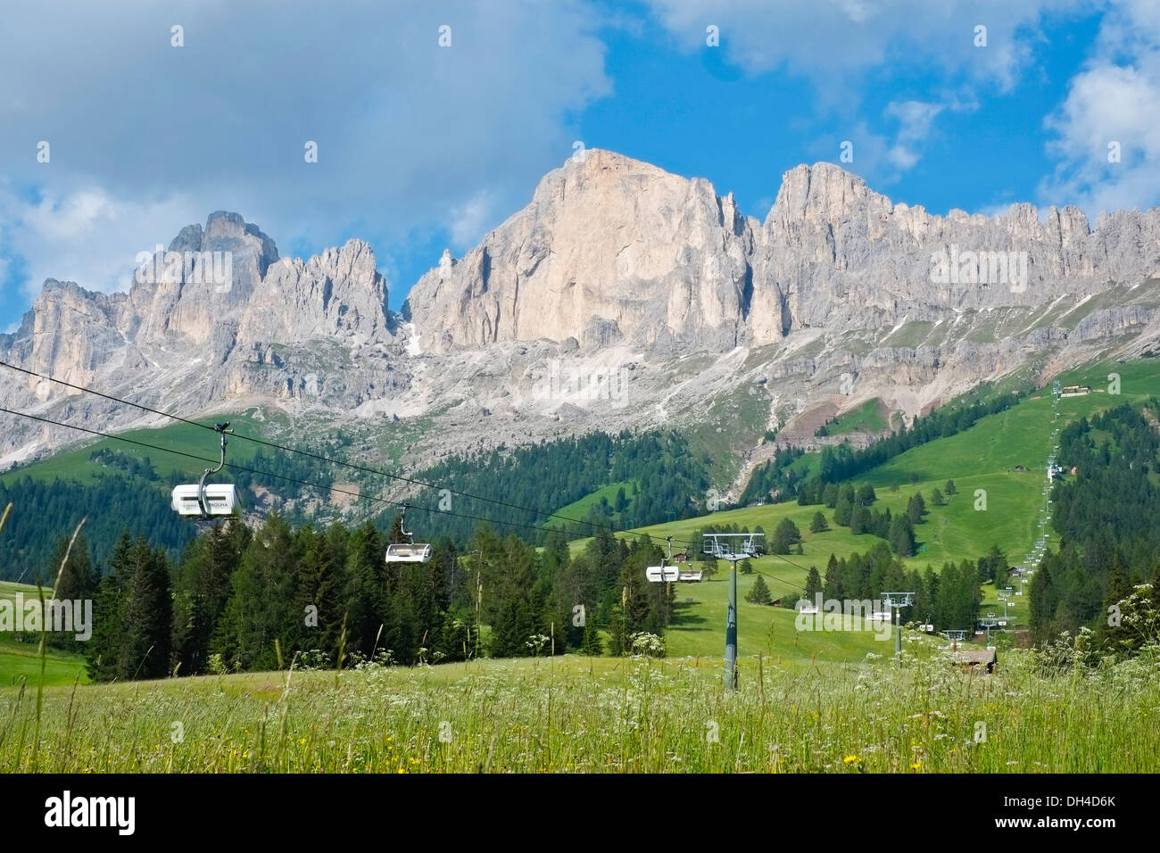 Catinaccio mountain range con seggiovia dal Passo Carezza, Dolomiti, Italia Foto Stock