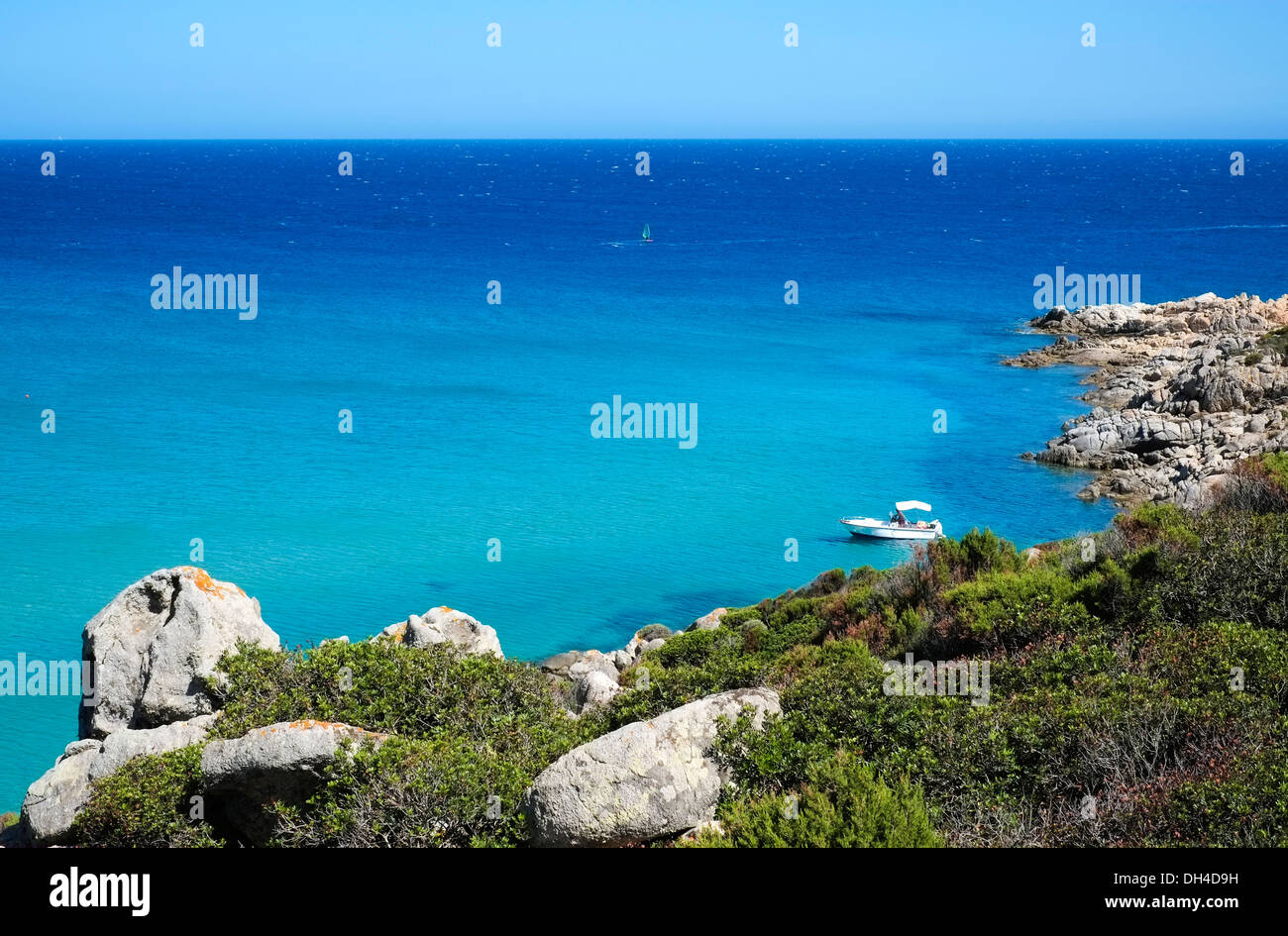 Imbarcazione in una baia con il mare blu di Chia, Sardegna, Italia Foto Stock