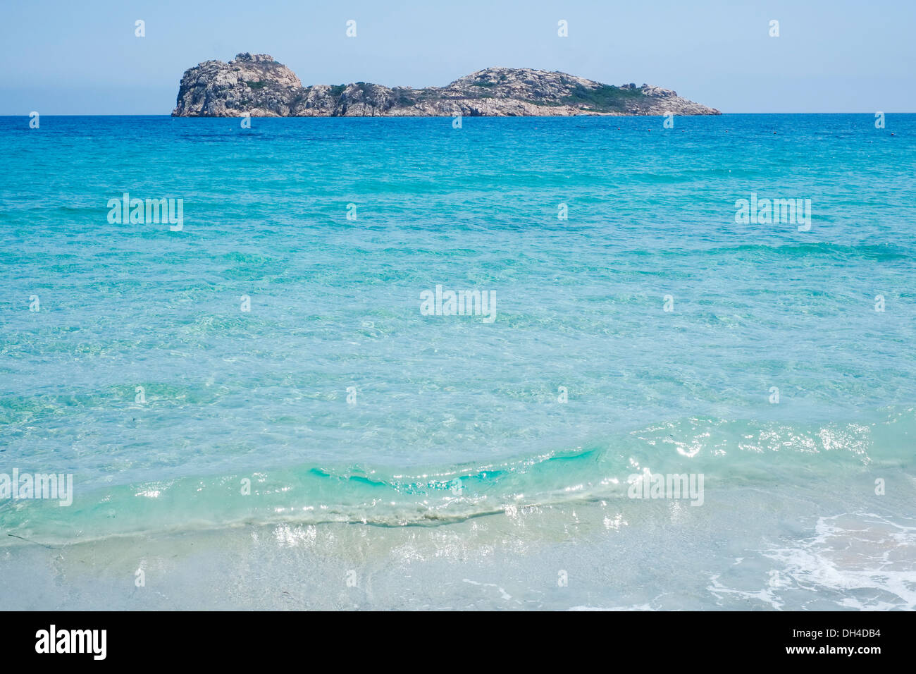Mare azzurro e trasparente di Porto Tramatzu spiaggia, Teulada, Sardegna, Italia Foto Stock