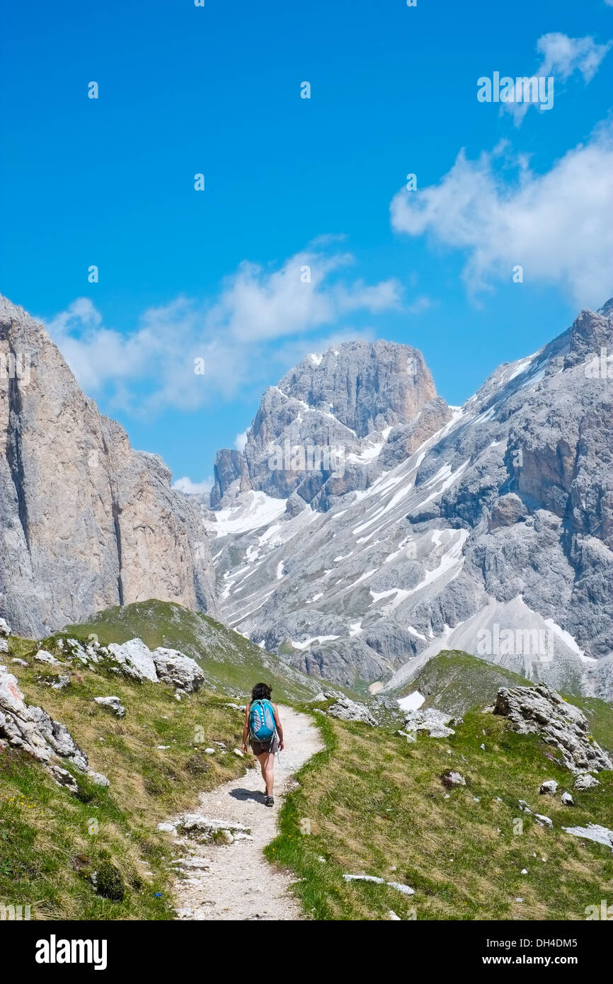 Ragazza escursioni in Val di Fassa nelle Dolomiti, Italia Foto Stock