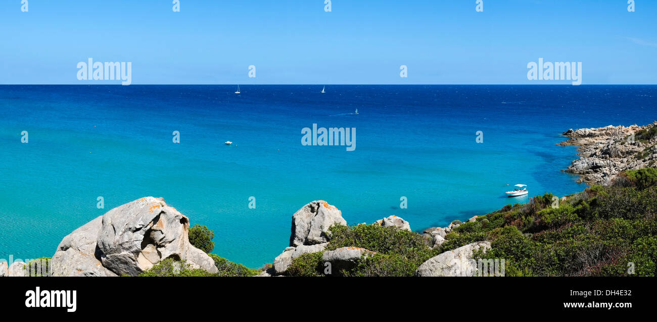 Imbarcazione in una baia con il mare blu di Chia, Sardegna, Italia Foto Stock