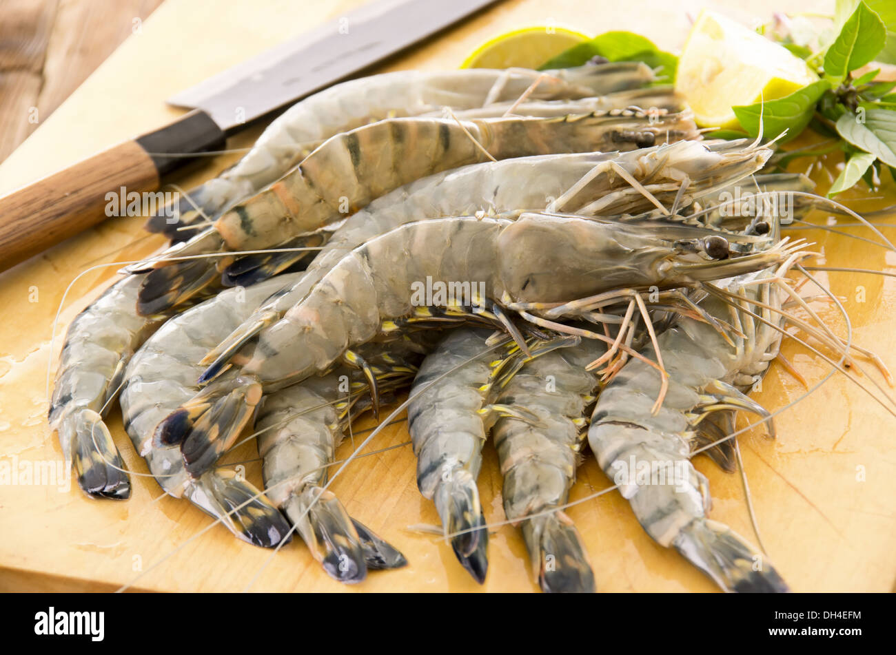 Materie gamberi sulla tavola di legno Foto Stock