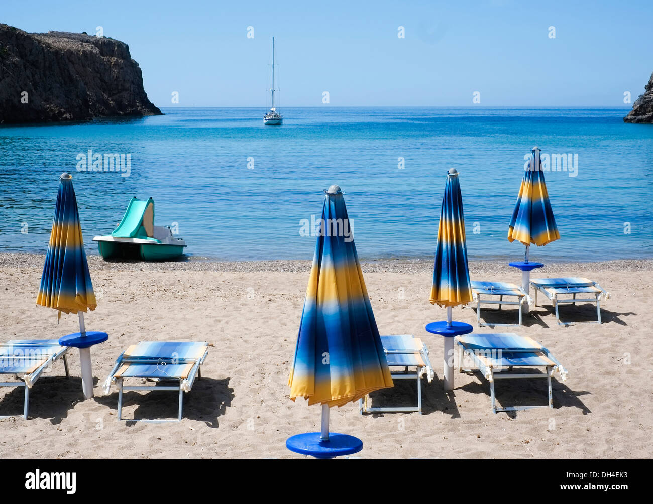 Ombrelloni su Cala Domestica spiaggia in estate, Sardegna, Italia Foto Stock