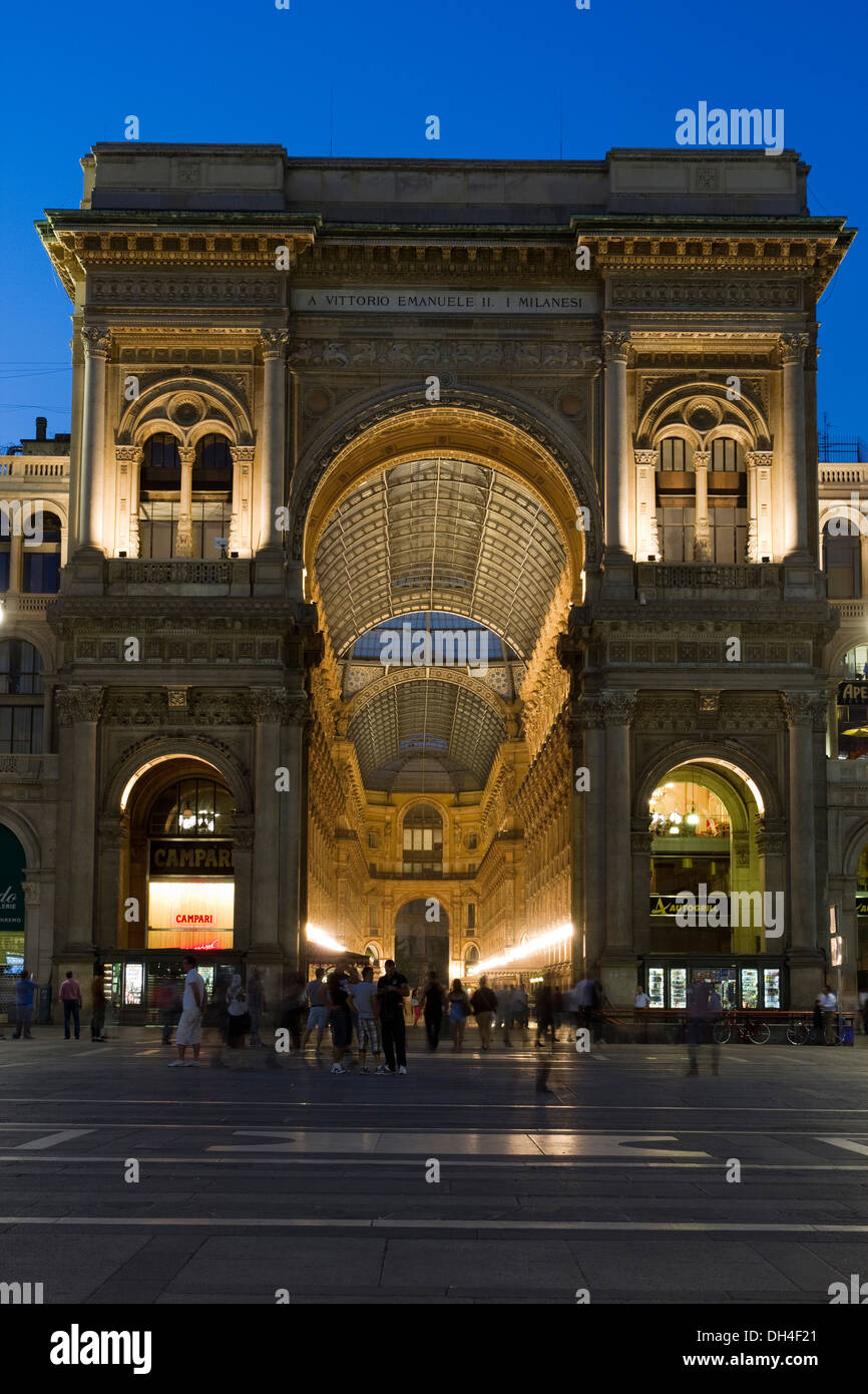 Un night shot della Galleria Vittorio Emanuele II, preso dalla Piazza del Duomo di Milano, Italia. Foto Stock