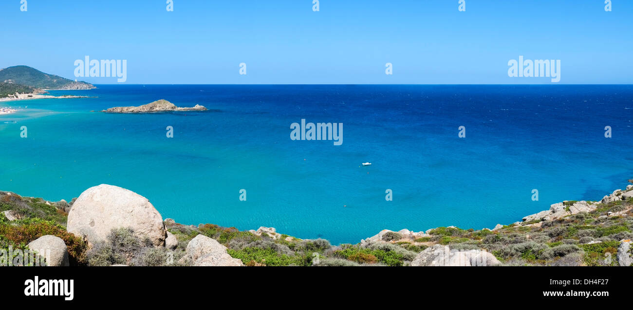 Mare azzurro e trasparente di Chia, Sardegna, Italia Foto Stock