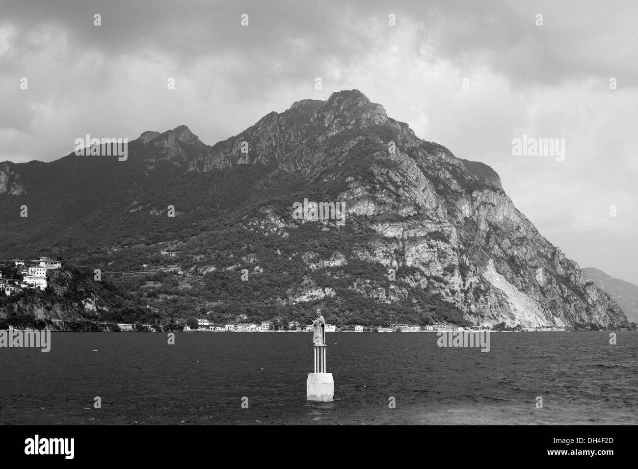Statua di San Nicolo in Lago di Como e Lecco, Italia, con montagne dietro. Foto Stock