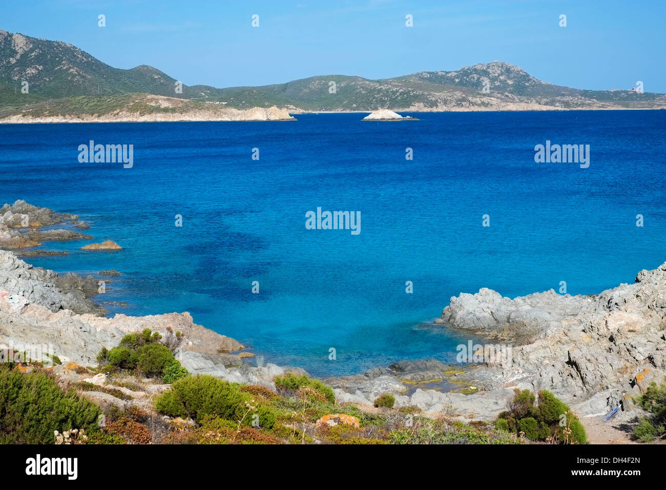 Mare blu in Capo Malfatano Bay, a sud della Sardegna, Italia Foto Stock