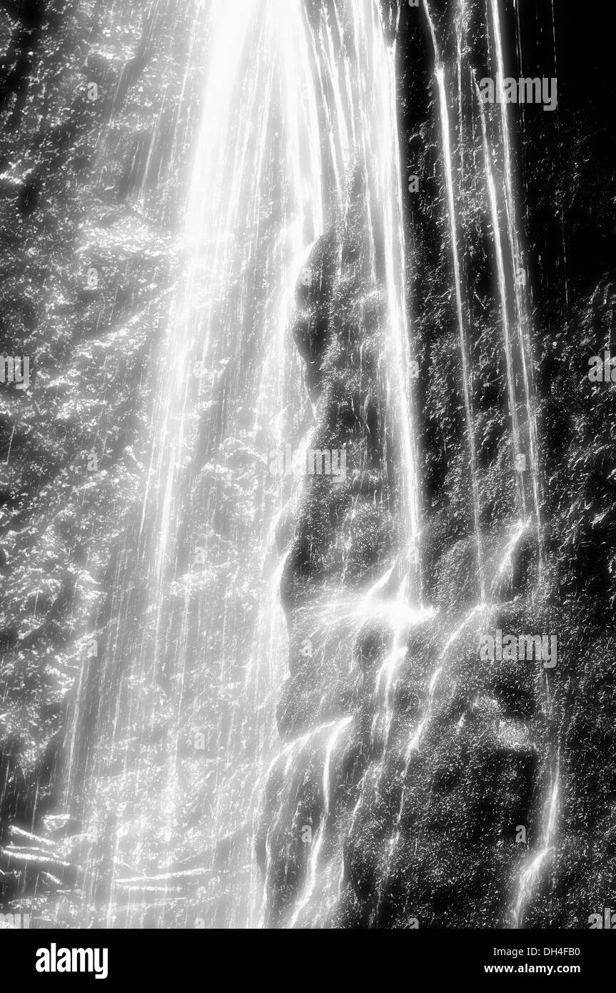 Parete di roccia cascata in bianco e nero Foto Stock